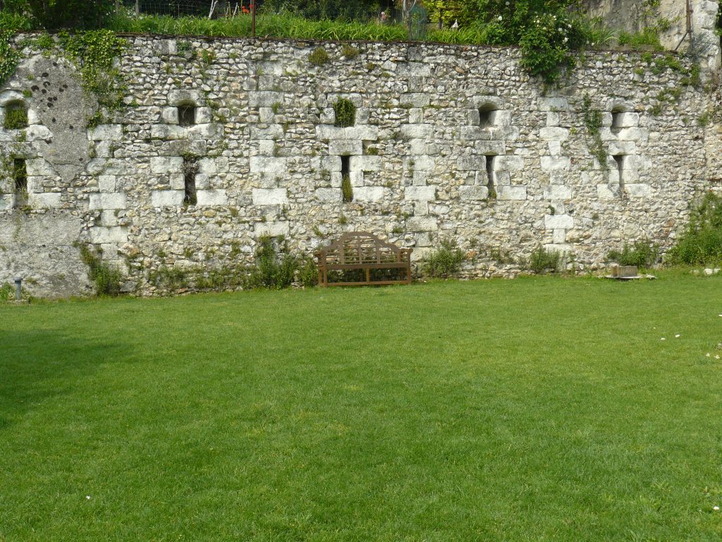 Photo du mur de la cinquième terrasse, présentant des trous.